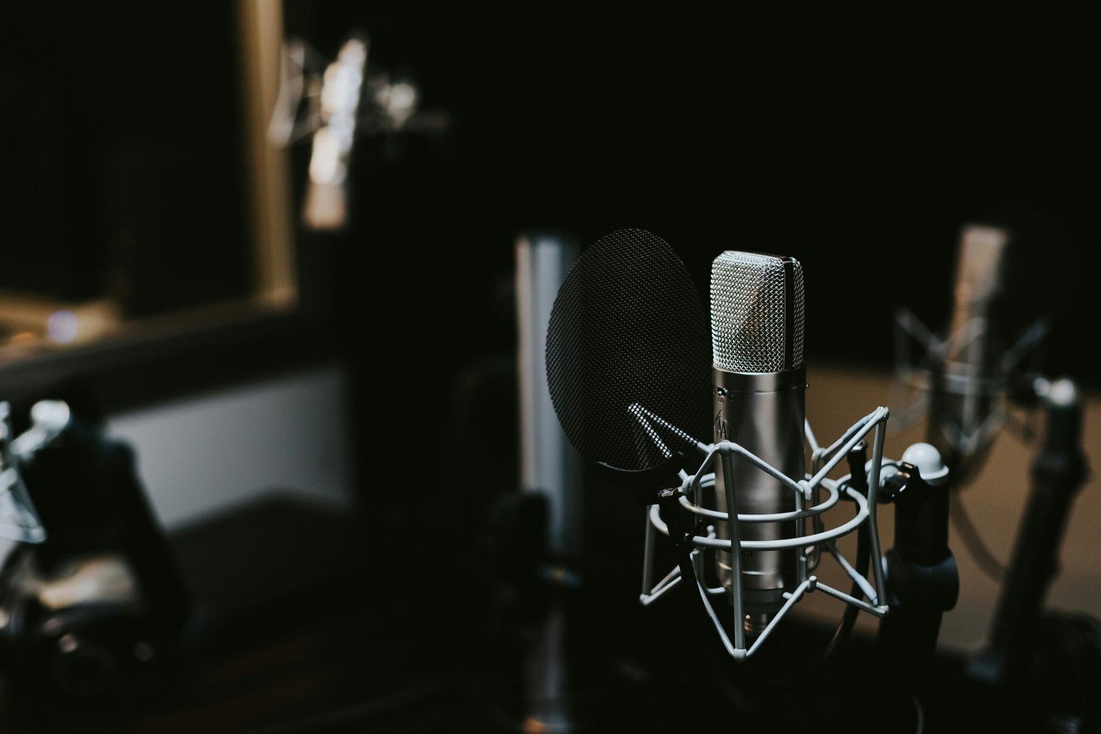 macro-photography-of-silver-and-black-studio-microphone-condenser-scaled-1 Cómo Lanzar un Podcast Exitoso: Guía Paso a Paso