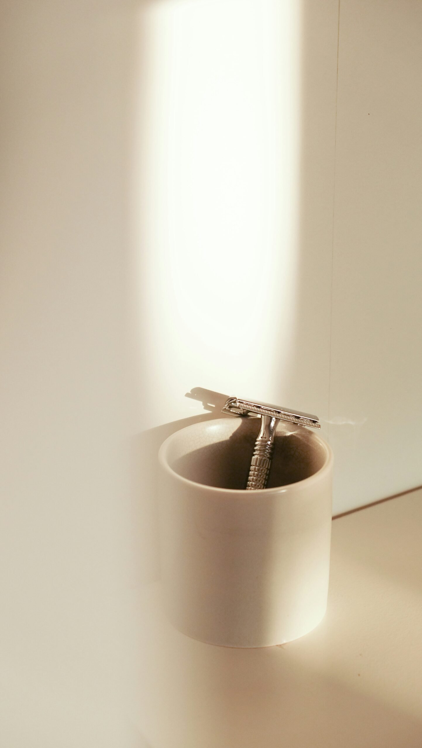 silver-keys-on-white-ceramic-mug-scaled-1 Innovadoras Ideas para Promover la Sostenibilidad en el Hogar